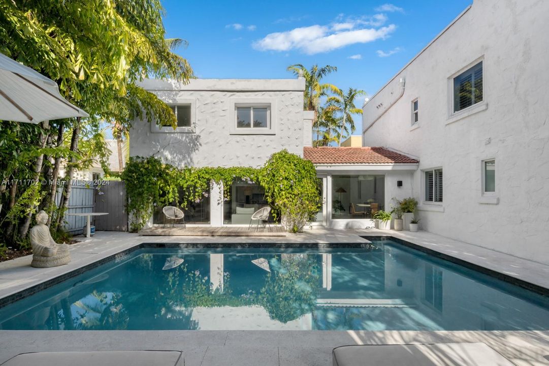 合同活跃: $2,990,000 (5 贝兹, 4 浴室, 3770 平方英尺)