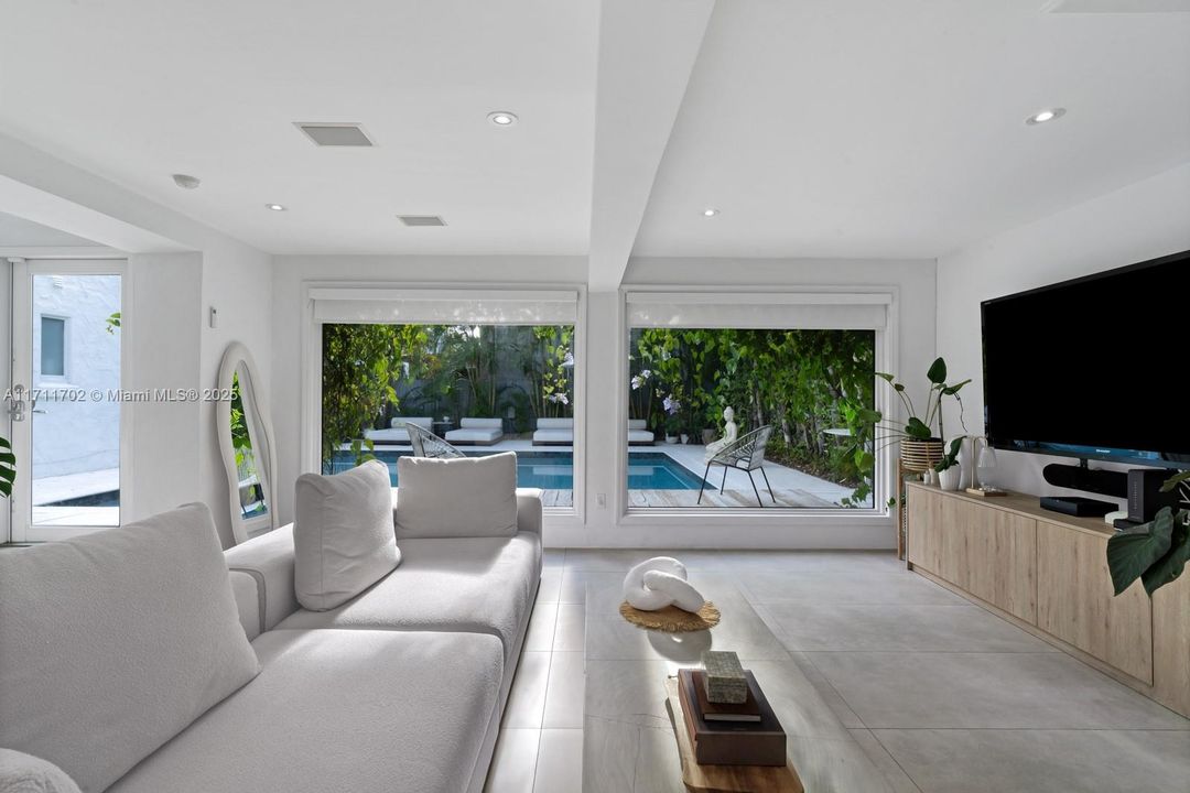 合同活跃: $2,990,000 (5 贝兹, 4 浴室, 3770 平方英尺)