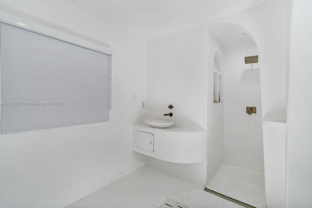 合同活跃: $2,990,000 (5 贝兹, 4 浴室, 3770 平方英尺)