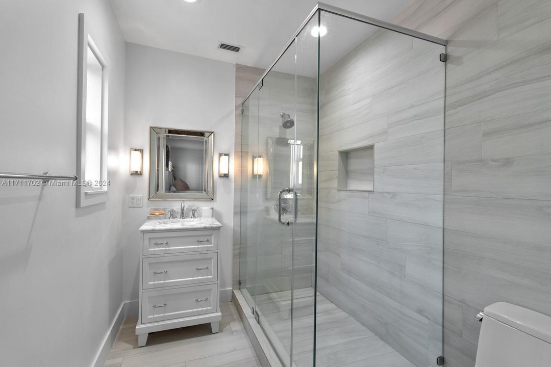 合同活跃: $2,990,000 (5 贝兹, 4 浴室, 3770 平方英尺)