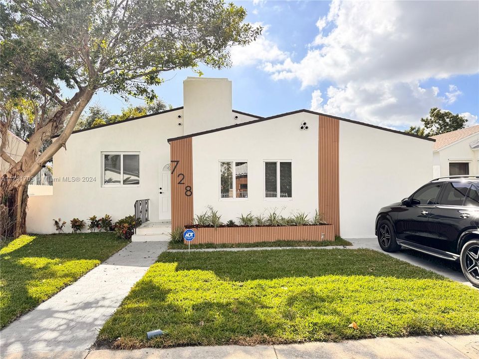 For Sale: $630,000 (3 beds, 2 baths, 950 Square Feet)