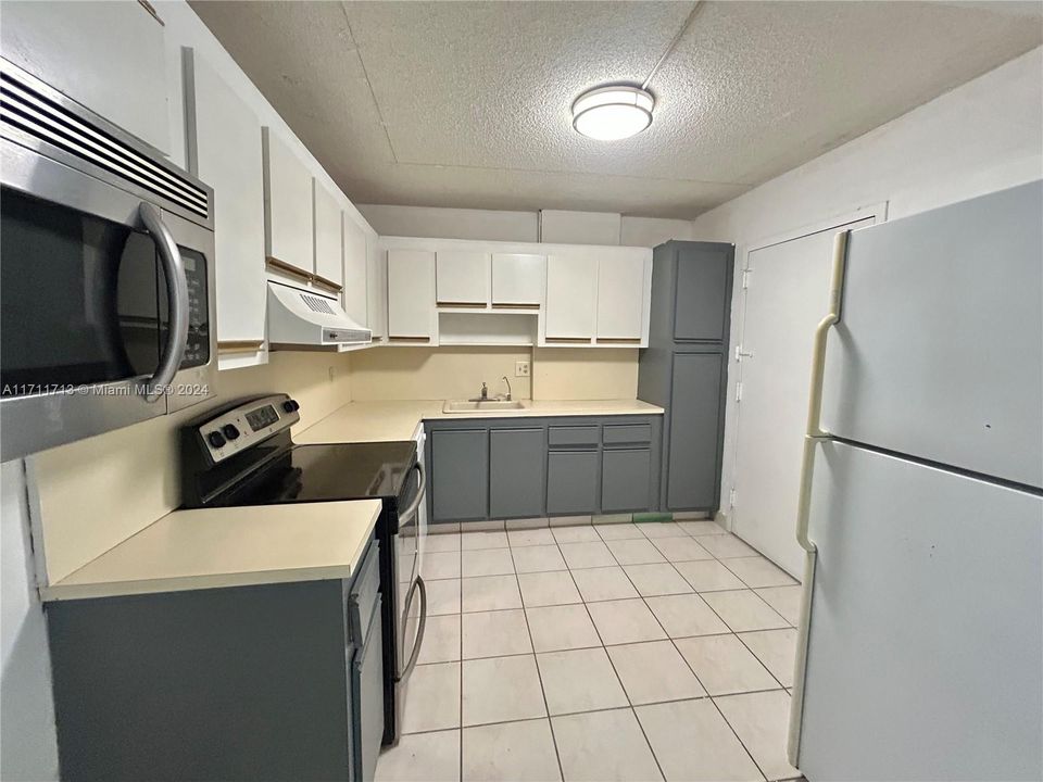 For Sale: $409,000 (2 beds, 2 baths, 1221 Square Feet)