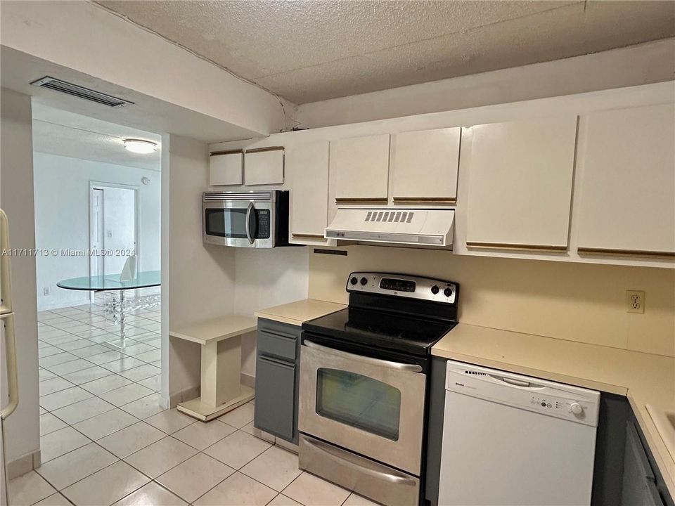 For Sale: $409,000 (2 beds, 2 baths, 1221 Square Feet)