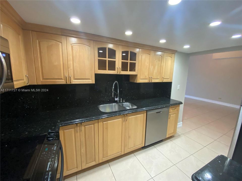 For Sale: $374,500 (1 beds, 1 baths, 938 Square Feet)