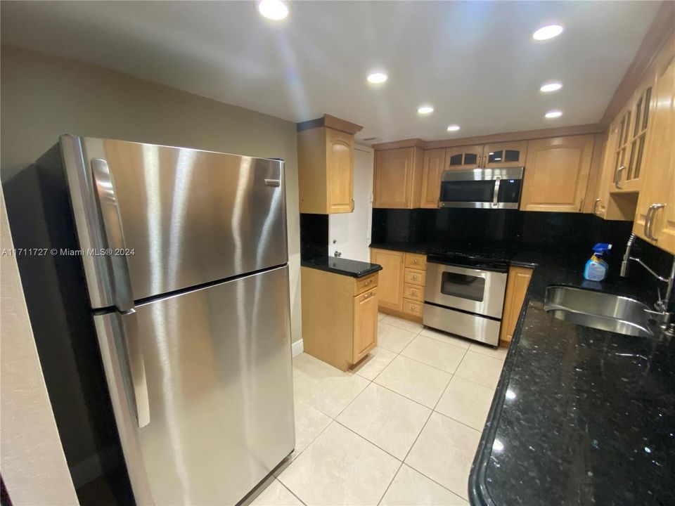 For Sale: $374,500 (1 beds, 1 baths, 938 Square Feet)