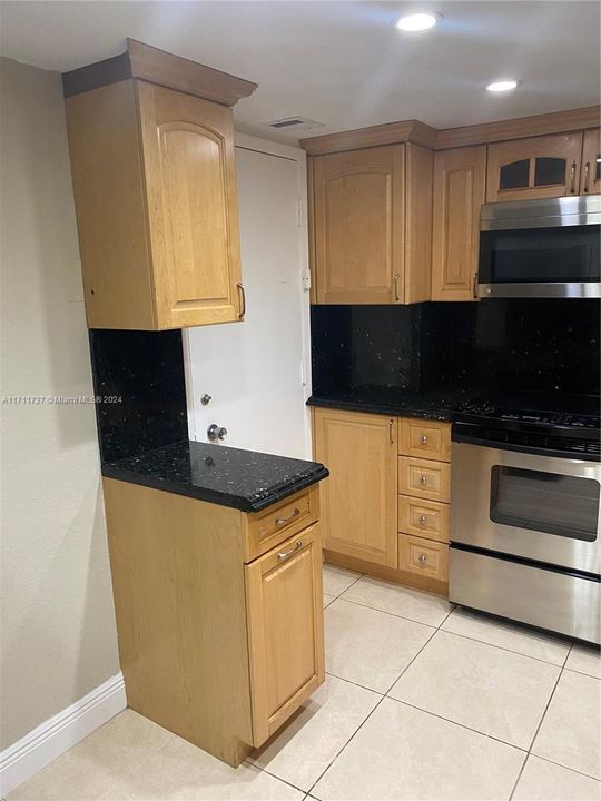 For Sale: $374,500 (1 beds, 1 baths, 938 Square Feet)