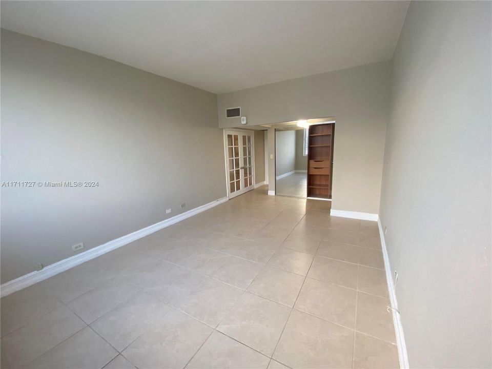 For Sale: $374,500 (1 beds, 1 baths, 938 Square Feet)