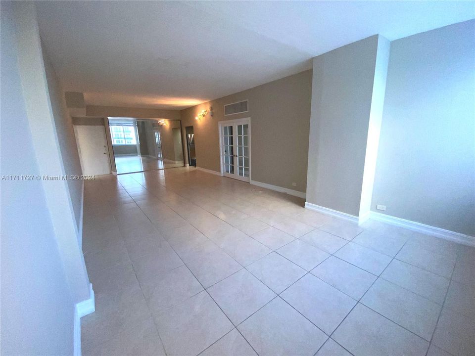 For Sale: $374,500 (1 beds, 1 baths, 938 Square Feet)