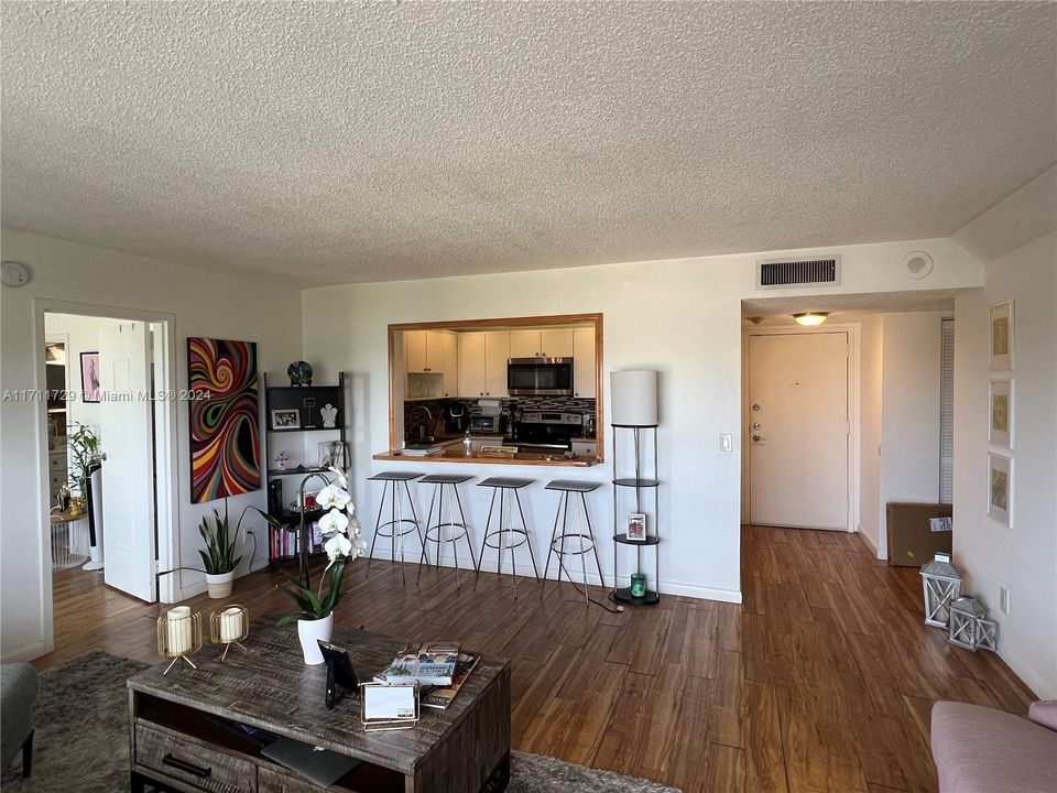 For Rent: $2,200 (2 beds, 2 baths, 900 Square Feet)