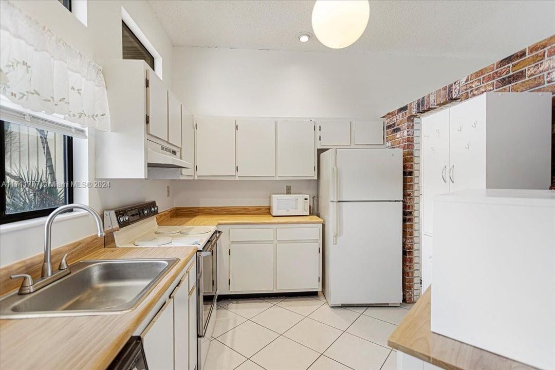 For Sale: $325,000 (2 beds, 1 baths, 803 Square Feet)