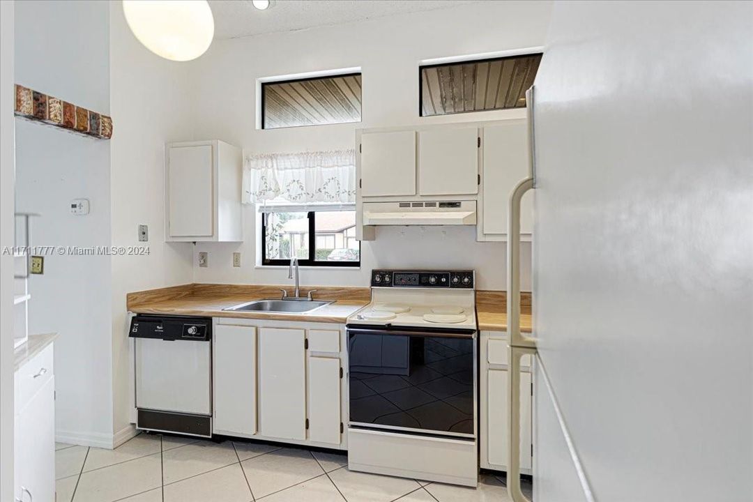 For Sale: $325,000 (2 beds, 1 baths, 803 Square Feet)