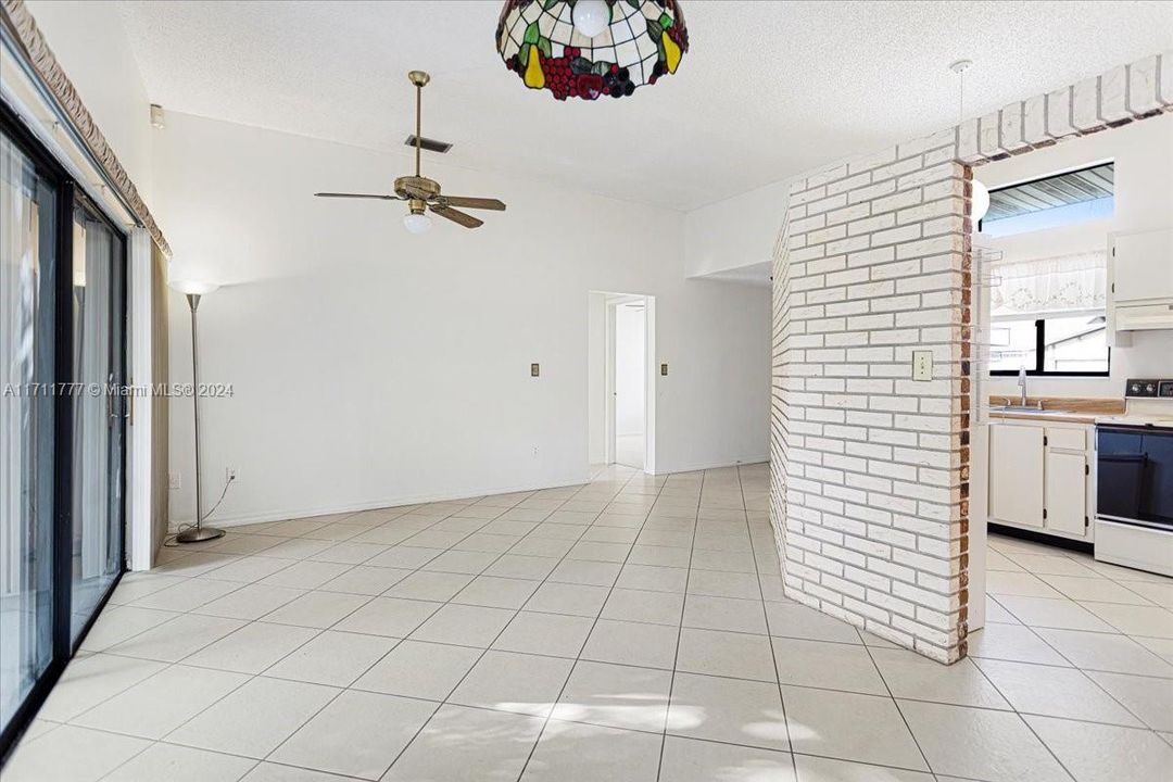 For Sale: $325,000 (2 beds, 1 baths, 803 Square Feet)