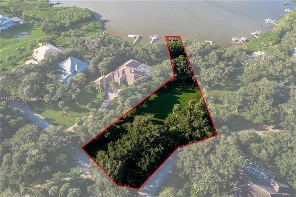 На продажу: $995,000 (1.09 acres)