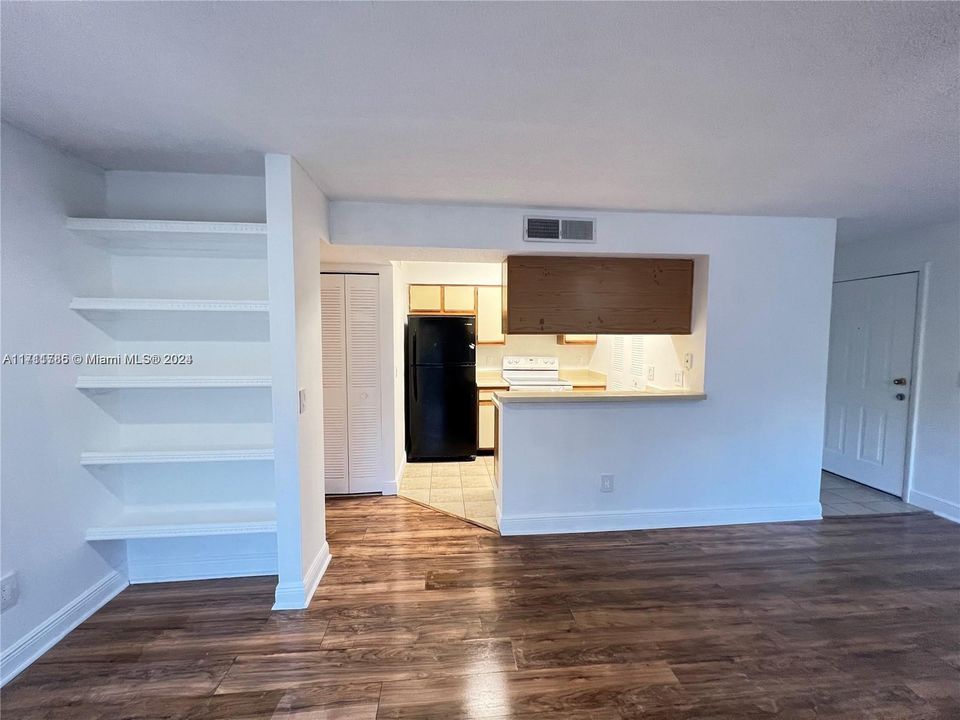 For Rent: $1,650 (1 beds, 1 baths, 785 Square Feet)