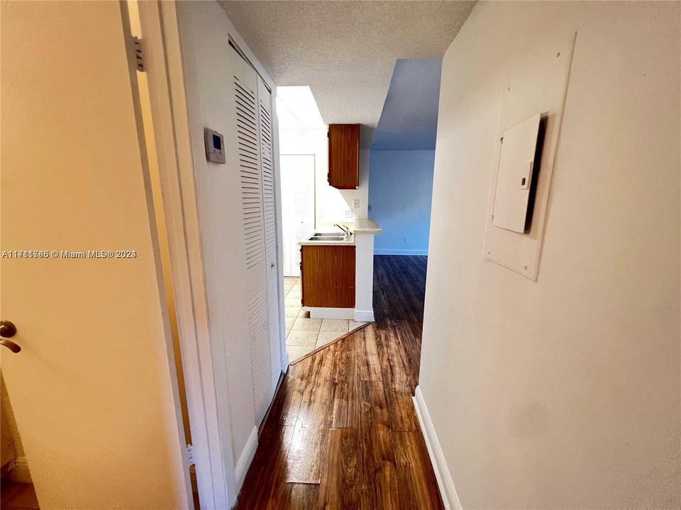 For Rent: $1,650 (1 beds, 1 baths, 785 Square Feet)