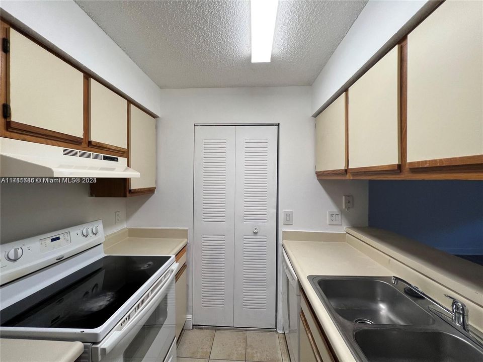 For Rent: $1,650 (1 beds, 1 baths, 785 Square Feet)