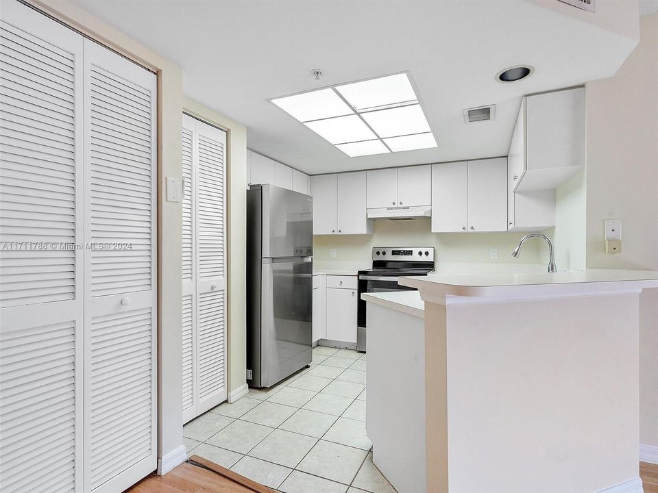 For Sale: $369,000 (2 beds, 2 baths, 1054 Square Feet)