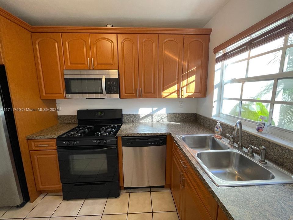 For Rent: $3,050 (3 beds, 2 baths, 1378 Square Feet)