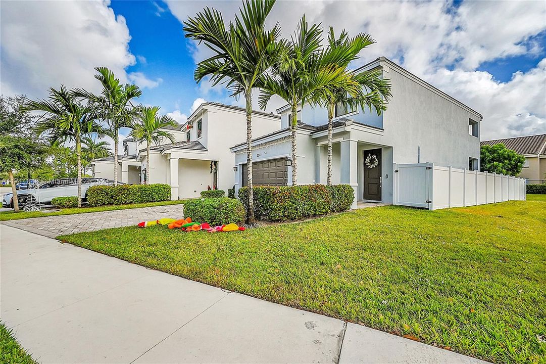 For Sale: $595,000 (3 beds, 2 baths, 1455 Square Feet)