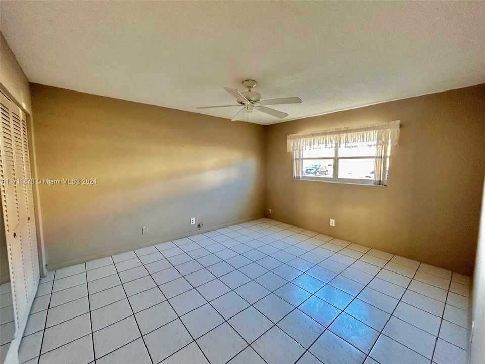 For Sale: $120,000 (1 beds, 1 baths, 720 Square Feet)