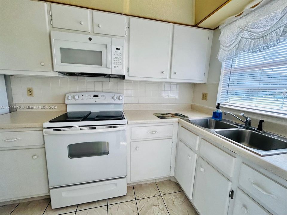 For Sale: $120,000 (1 beds, 1 baths, 720 Square Feet)