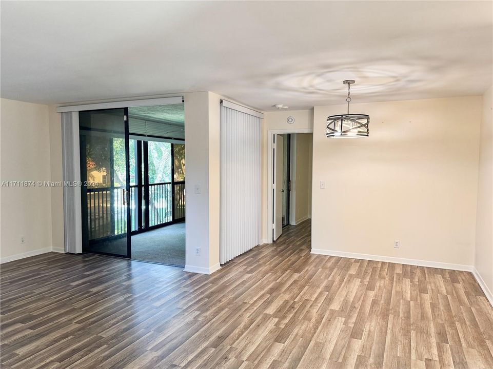 For Sale: $255,000 (2 beds, 2 baths, 978 Square Feet)