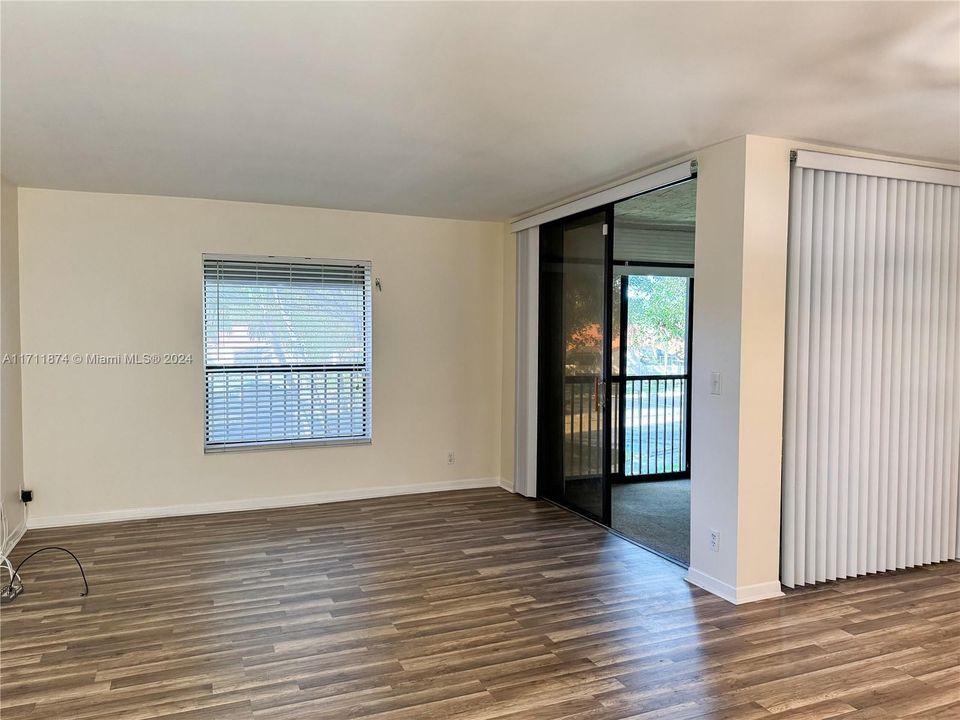 For Sale: $255,000 (2 beds, 2 baths, 978 Square Feet)