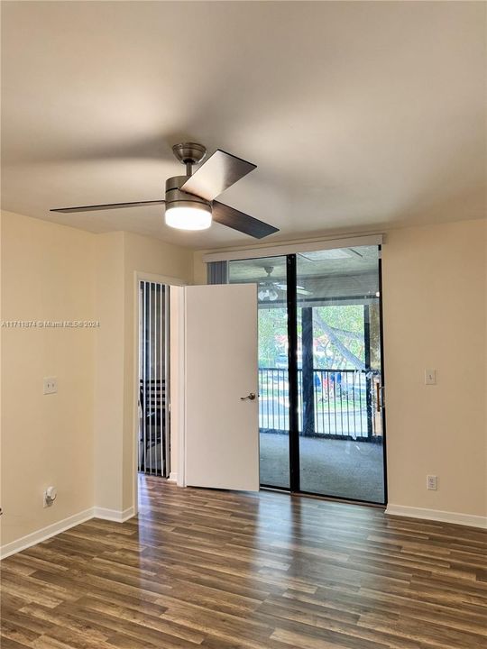 For Sale: $255,000 (2 beds, 2 baths, 978 Square Feet)