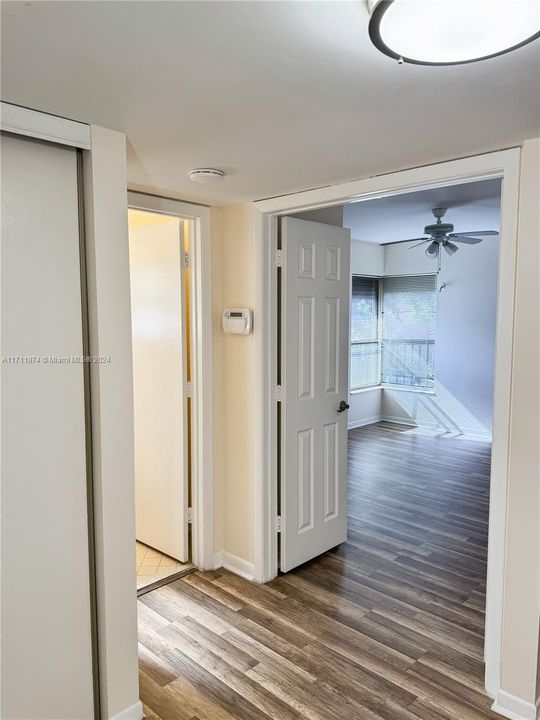 For Sale: $255,000 (2 beds, 2 baths, 978 Square Feet)