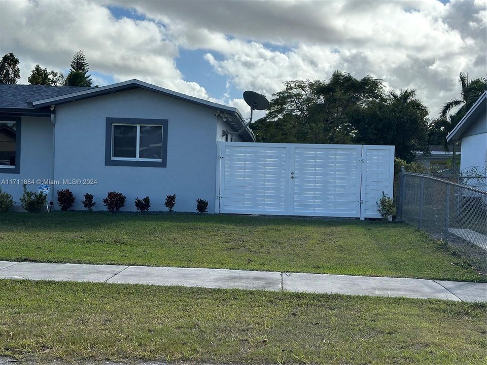 For Sale: $650,000 (4 beds, 2 baths, 1907 Square Feet)