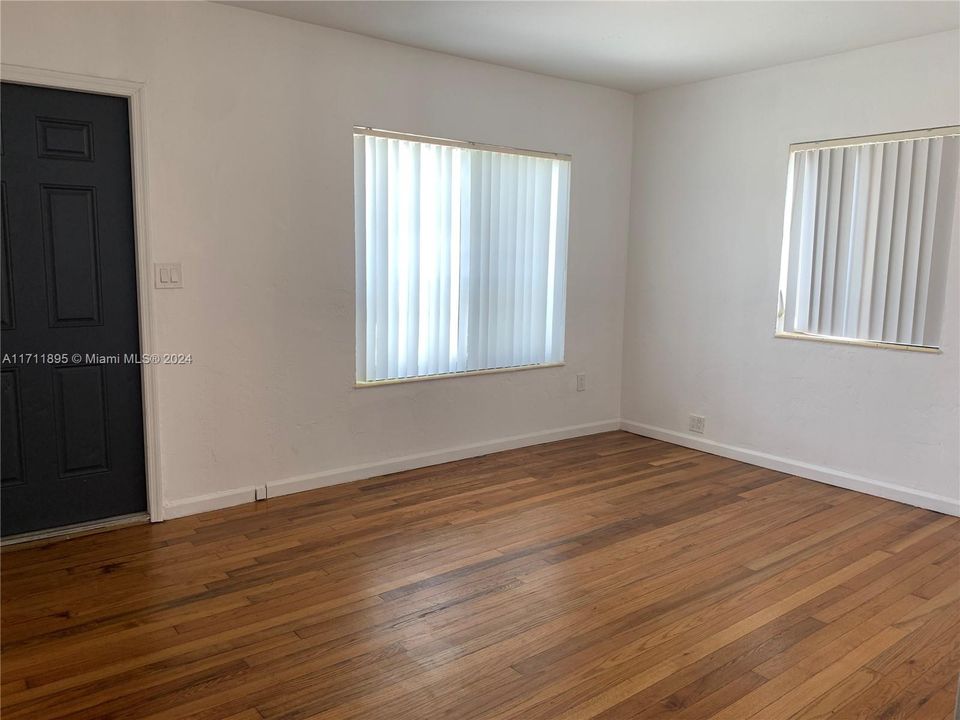 For Rent: $2,500 (2 beds, 1 baths, 1400 Square Feet)