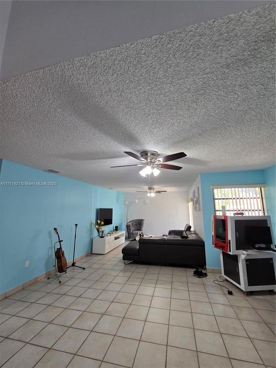 For Rent: $3,500 (3 beds, 2 baths, 1593 Square Feet)