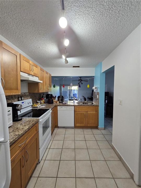 For Rent: $3,500 (3 beds, 2 baths, 1593 Square Feet)