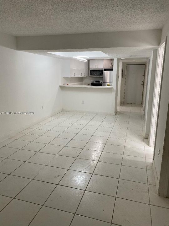 For Rent: $2,300 (2 beds, 1 baths, 721 Square Feet)