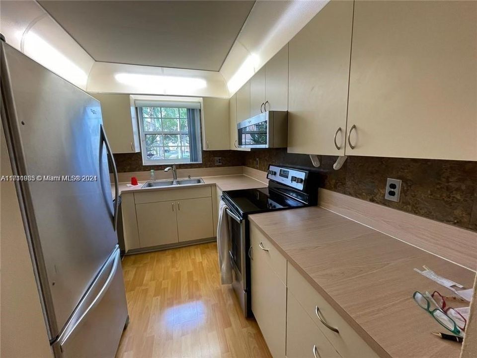 For Rent: $3,000 (3 beds, 2 baths, 1372 Square Feet)