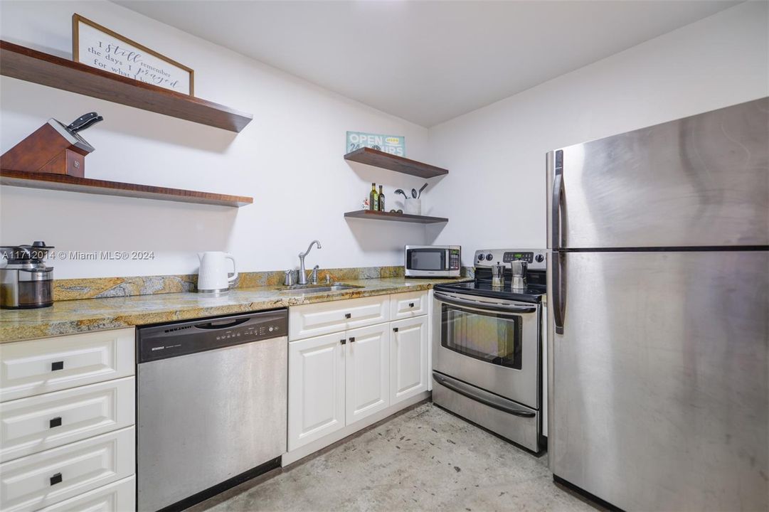 For Sale: $369,000 (1 beds, 1 baths, 785 Square Feet)