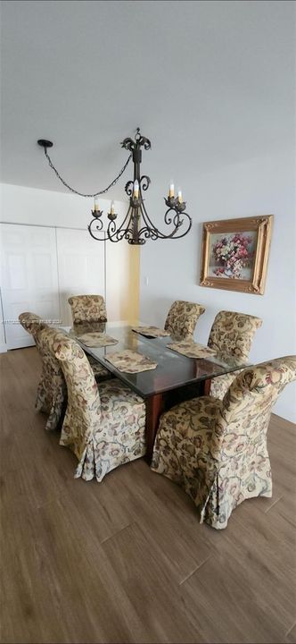 spacious dining area, Porcelain floors all over