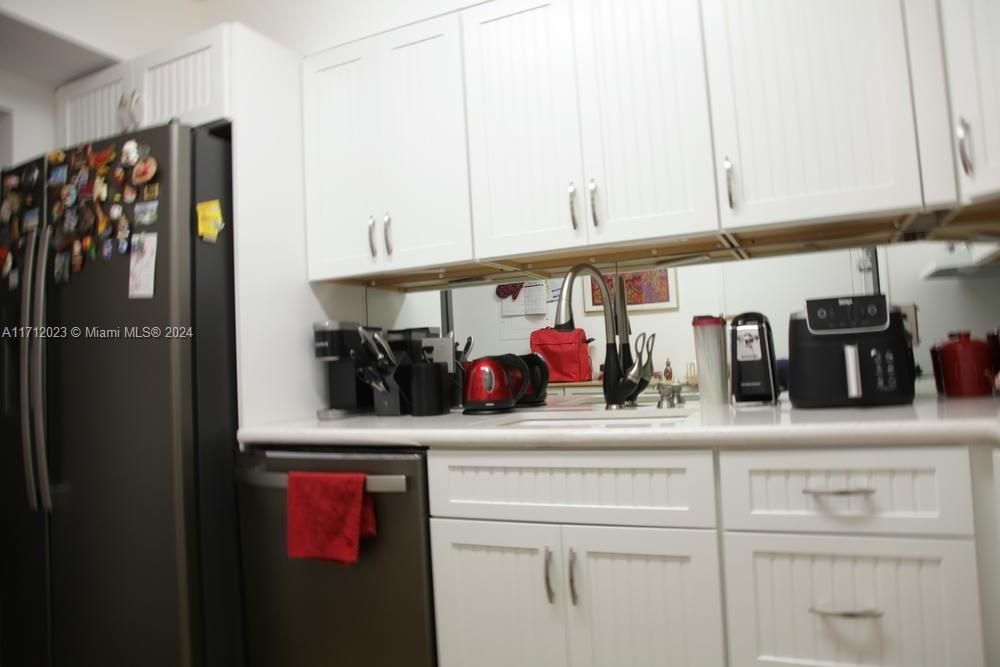 quartz counter tops, GE appliances with beautiful organized cabinets