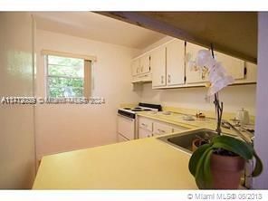 For Sale: $275,000 (1 beds, 1 baths, 712 Square Feet)