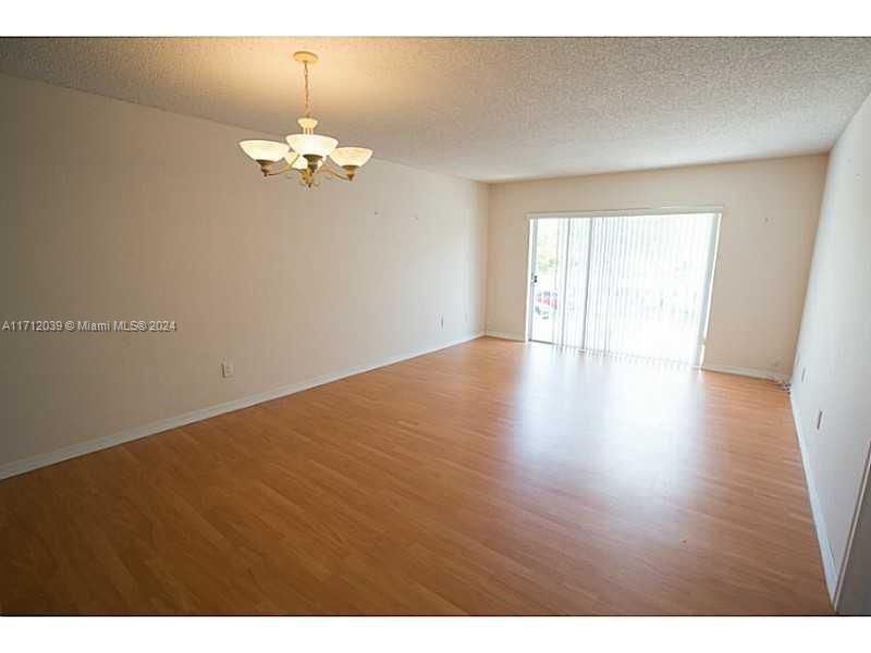 For Sale: $275,000 (1 beds, 1 baths, 712 Square Feet)