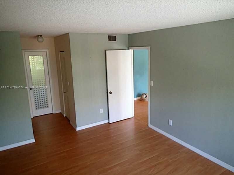 For Sale: $275,000 (1 beds, 1 baths, 712 Square Feet)