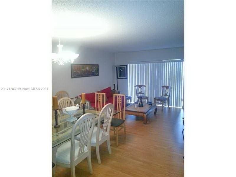 For Sale: $275,000 (1 beds, 1 baths, 712 Square Feet)