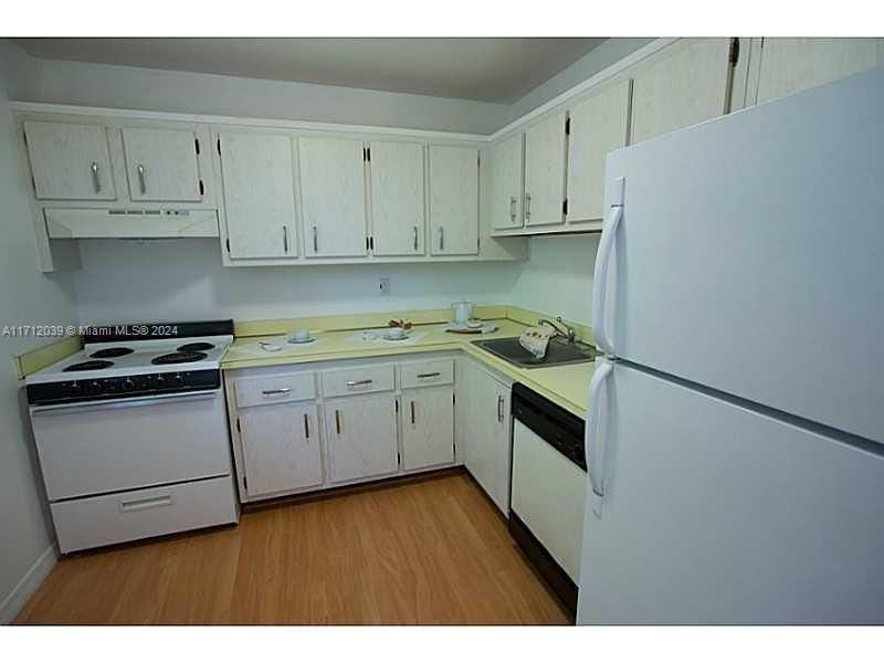 For Sale: $275,000 (1 beds, 1 baths, 712 Square Feet)