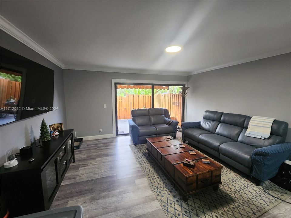 For Sale: $329,000 (2 beds, 1 baths, 1152 Square Feet)