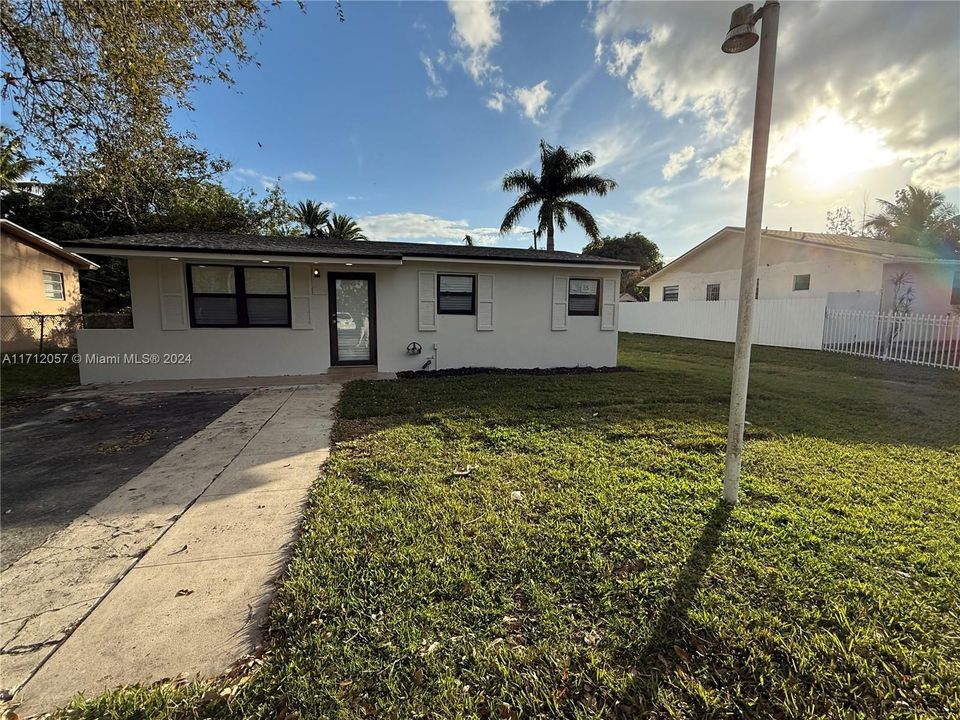 For Sale: $525,000 (3 beds, 2 baths, 875 Square Feet)