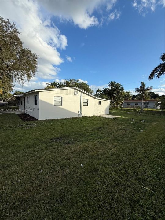 For Sale: $525,000 (3 beds, 2 baths, 875 Square Feet)