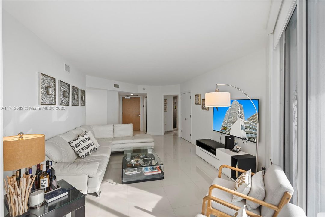 For Sale: $690,000 (1 beds, 2 baths, 1260 Square Feet)