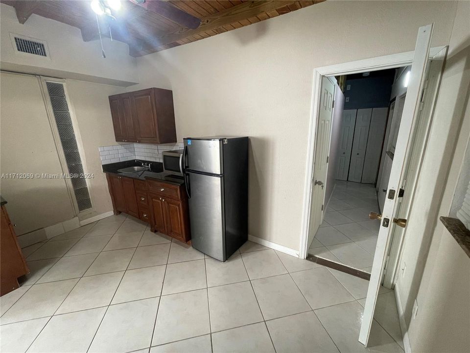 For Rent: $1,900 (2 beds, 1 baths, 1015 Square Feet)