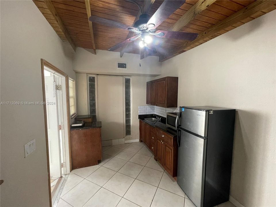 For Rent: $1,900 (2 beds, 1 baths, 1015 Square Feet)