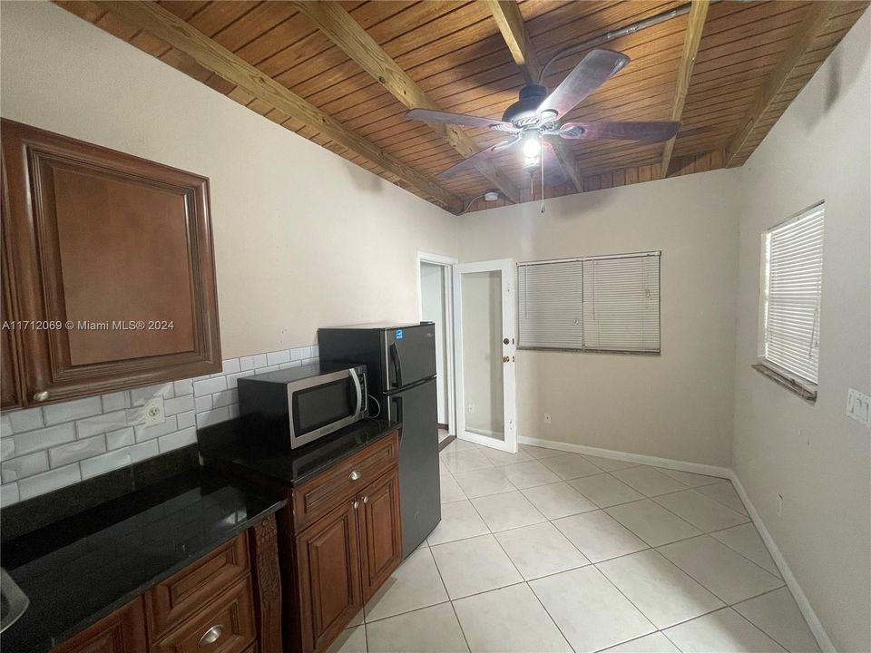 For Rent: $1,900 (2 beds, 1 baths, 1015 Square Feet)